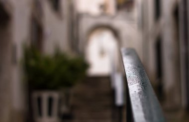 Bulanık arkaplan odaklı demir parmaklık