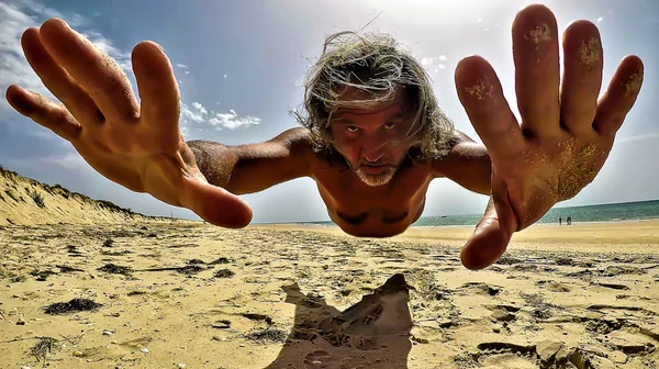 Homem Praia Fazendo Salto Para Câmera — Fotografia de Stock
