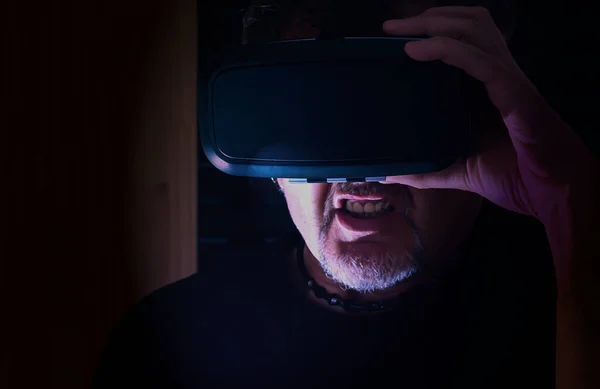 Hombre Con Gafas Realidad Virtual Luz Oscura —  Fotos de Stock