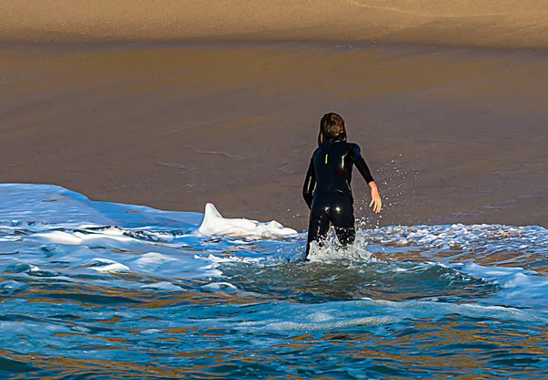 Ένα Παιδί Σέρφερ Που Βγαίνει Από Κύματα — Φωτογραφία Αρχείου