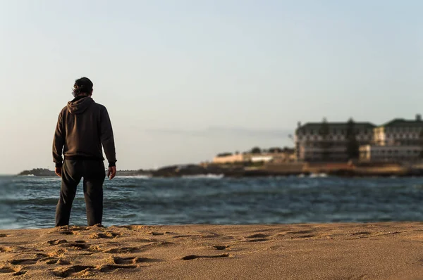 Человек Смотрит Море Каменной Набережной — стоковое фото