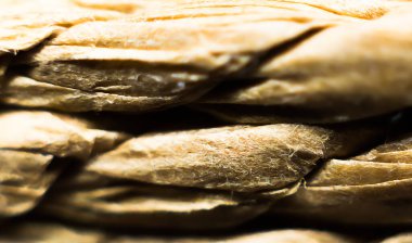 Örgünün ayrıntıları saman sepetinde.