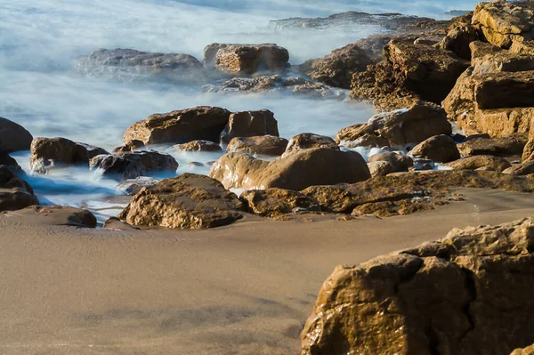 Parte Una Playa Rocosa Con Mar Orilla — Foto de Stock