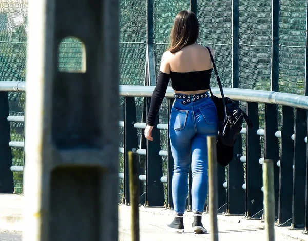 若いです女の子でジーンズと黒シャツ交差橋 — ストック写真