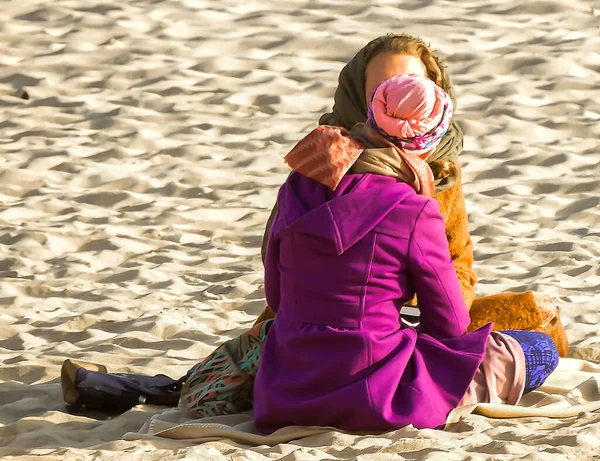 Chociaż Kobiety Kolorowych Ubraniach Dyskutują Plaży — Zdjęcie stockowe