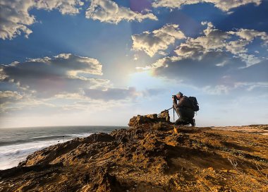Okyanusun kıyısında bir adam battı.