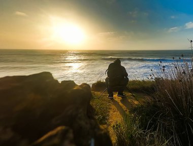 Okyanusun kıyısında bir adam battı.