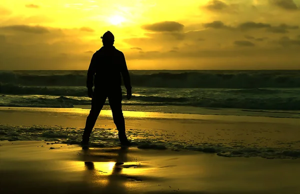 Silhouette Man Backpack Seashore — Stock Photo, Image