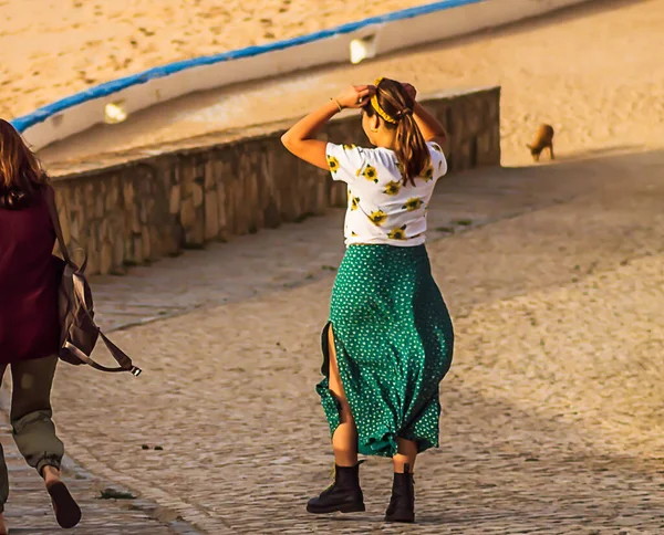 Mulher Com Saia Verde Olhando Para Oceano — Fotografia de Stock