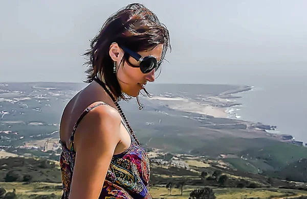 Mujer Con Gafas Sol Posando Una Colina —  Fotos de Stock