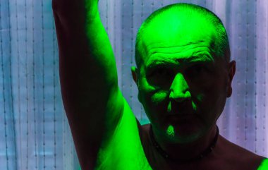 El fenerinin ışığında el kol hareketi yapan bir adam