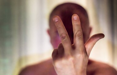 El fenerinin ışığında el kol hareketi yapan bir adam