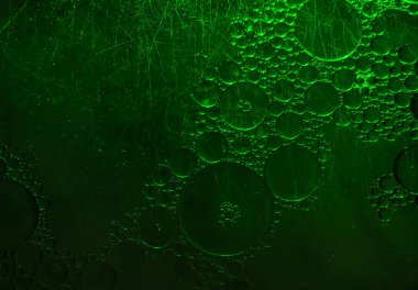 Su yüzeyine yağ damlaları düşer.