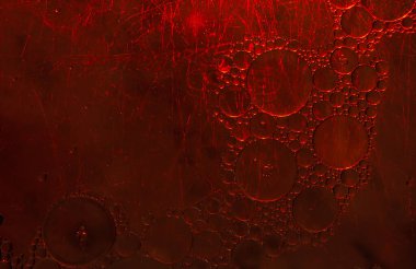 Su yüzeyine yağ damlaları düşer.