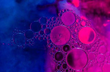 Su yüzeyine yağ damlaları düşer.