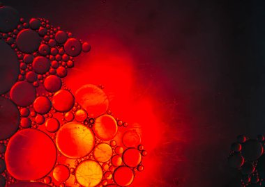 Su yüzeyine yağ damlaları düşer.