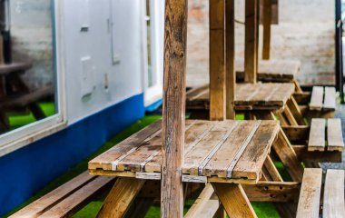 Bir restoranın terasında boş masalar.