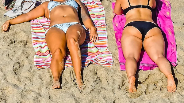 Két Bikinis Lány Fekszik Parton Törölközőn — Stock Fotó