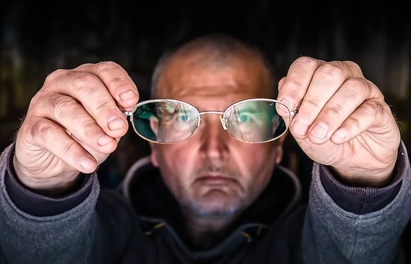 Portret Van Een Man Met Een Bril Zijn Handen — Stockfoto