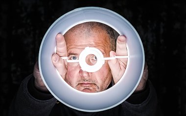 Abajur arkasında bir adamın yüzü