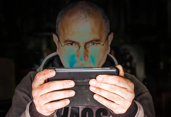Man Met Bril Het Licht Van Een Tablet — Stockfoto