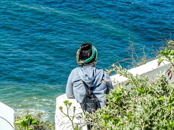 Kvinna Med Turban Huvudet Beundrar Havet Från Ovan — Stockfoto