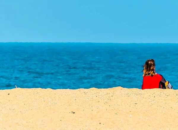 Vrouw Rood Shirt Tussen Zand Water — Stockfoto