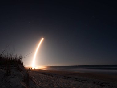 Melbourne, Flordia, Usa, Ocak 06, 2020: Falcon 9 - Starlink 2 roketinin plajdan fırlatılması