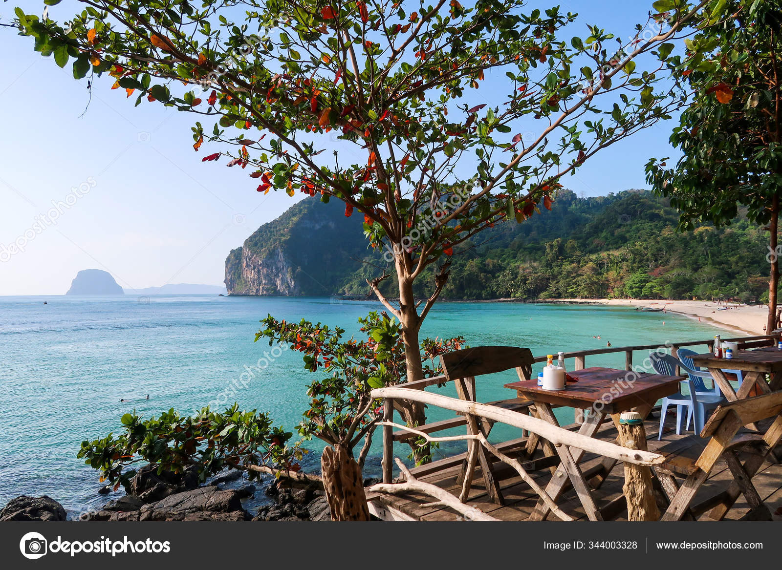 Cliffside beach restaurant and cafe in thailand — Stock Photo