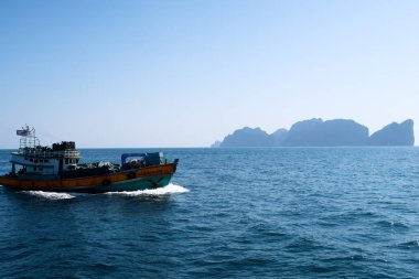 Tayland 'da mavi okyanusta balıkçı teknesi