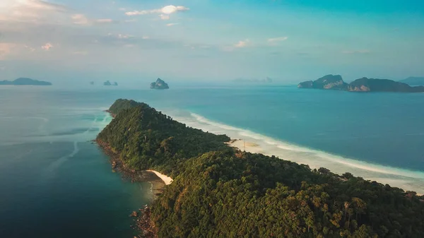 Madárszem kilátás koh kradan, Thaiföld, gyönyörű fehér strand és szigetek, türkiz óceán — Stock Fotó