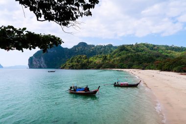 Tayland 'da bir sahilde iki uzun kuyruklu tekne.