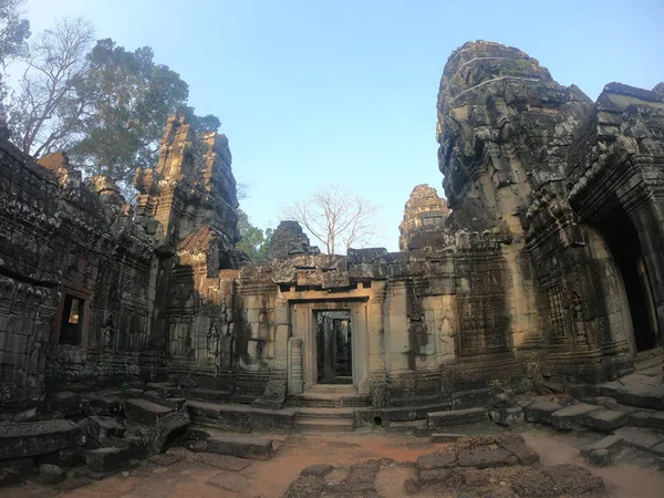 Широкоугольная картина храмовых руин Ангкор Ват, с древней дверью, Камбоджа — стоковое фото