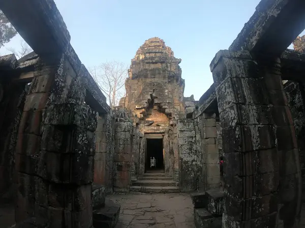 Wide angle picture of temple ruins of angkor wat, with ancient door and tower, cambodia — Stockfoto