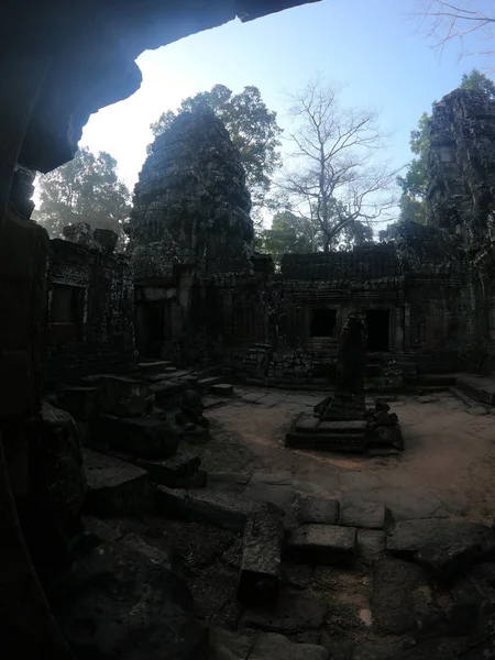 Wide angle picture of temple ruins of angkor wat, with court place in cambodia — 图库照片