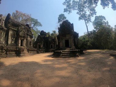 Angkor Wat 'ın dışardaki tapınak harabelerinin geniş açılı resmi, pagoda, kapı ve kule, Kamboçya