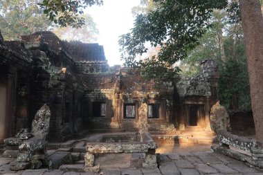 Günbatımı, Angkor Wat Kamboçya 'daki Khmer medeniyetinin eski tapınak kalıntılarının altın saati.
