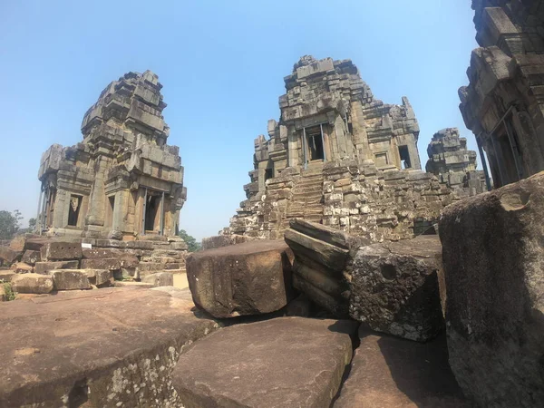 Imagen de gran angular de las antiguas torres de ruina del templo de angkor wat renovación en Camboya — Foto de Stock