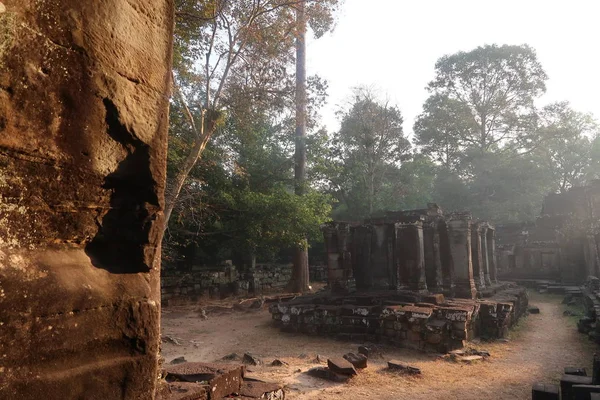 Tempelruinen mit Wald im Hintergrund in der Unesco-Welterbestätte angkor wat, Kambodscha — Stockfoto