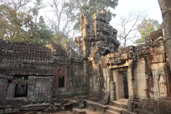 Ruines du temple dans le site du patrimoine mondial de l'Unesco angkor wat, cambodia avec symobls shiva et vishnu hindu — Photo