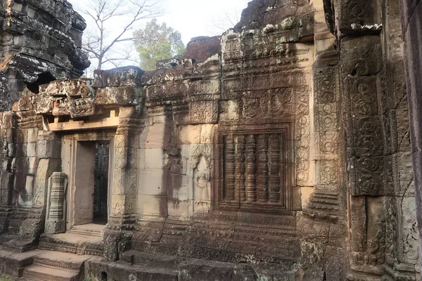 Ruines du temple avec porte dans le site du patrimoine mondial de l'Unesco angkor wat, cambodia avec symobls shiva et vishnu hindu — Photo