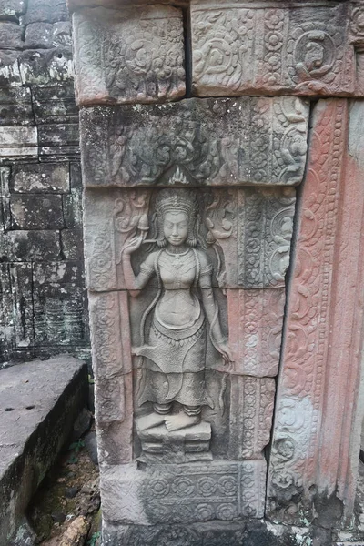 Vishnu, shiva, símbolo hindú del dios, cara en ruinas antiguas del templo de angkor wat, cambodia, clase de yoga — Foto de Stock