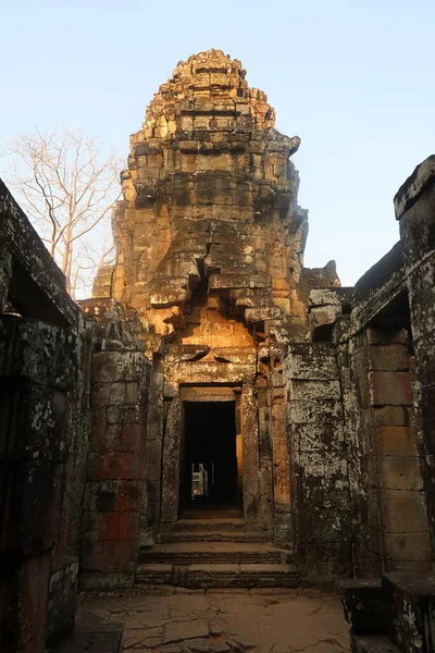 Antigua torre, ruinas del templo de la Unesco patrimonio de la humanidad angkor wat en Camboya durante la puesta del sol — Foto de Stock