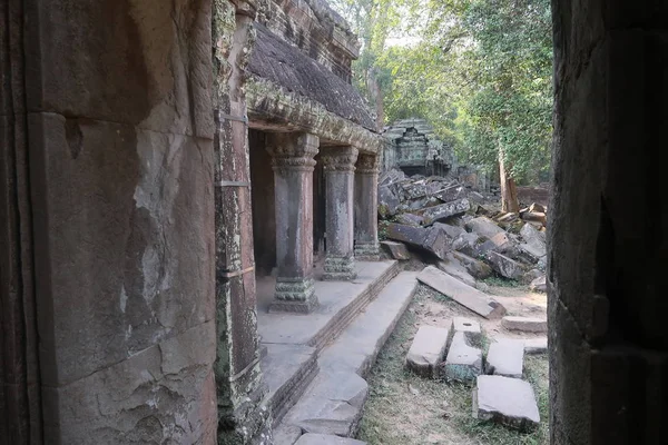 Looking through a window on ancient, crumbling stone temple ruins of angkor wat, cambodia — Stockfoto