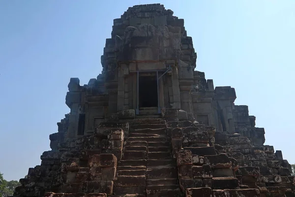 Kamenné schody vedoucí na vrchol chrámu v angkor wat, kambodža, stavební kov pro bezpečnost — Stock fotografie