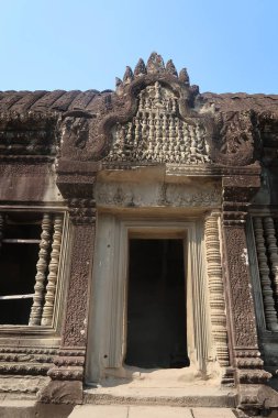Tapınak harabelerine girişte eski Angkor wat, Hindu kültürü ve tarihin kalıntıları ile detaylı duvar resmi ve bas rahatlama