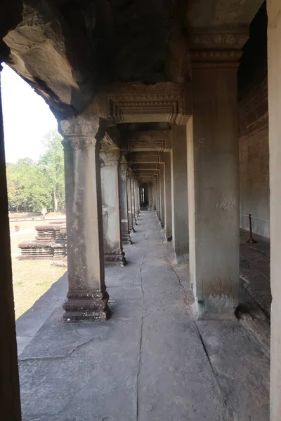 Pilastri di pietra perfettamente allineati nel tempio rovine di antica città khmer angkor wat, cambogia, architettura impressionante — Foto Stock