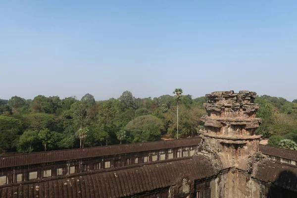 Modrá obloha nad starým chrámem zříceniny města Khmer angkor wat, Kambodža, krásná věž, les v pozadí — Stock fotografie