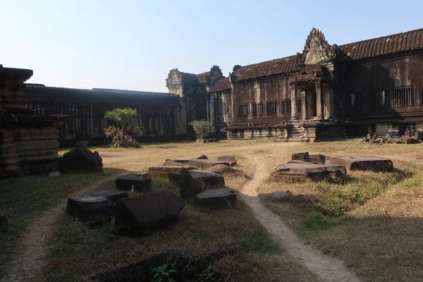 Krásný vnitřní nádvoří starověké angkor wat chrám zříceniny, kámen, skály, gras a palmy, slunečný den — Stock fotografie