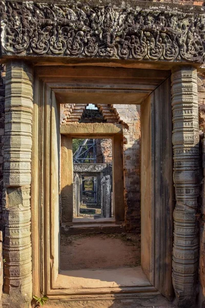 Old pillars leading through passage of ancient angkor wat ruins, cambodia — Stock Photo, Image